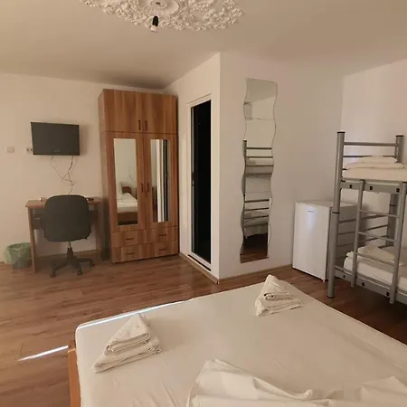Family Room Gazde/Camere de închiriat *